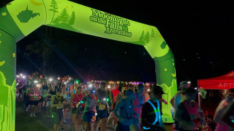 Start of the Night Race the Moonlight on the Falls Marathon